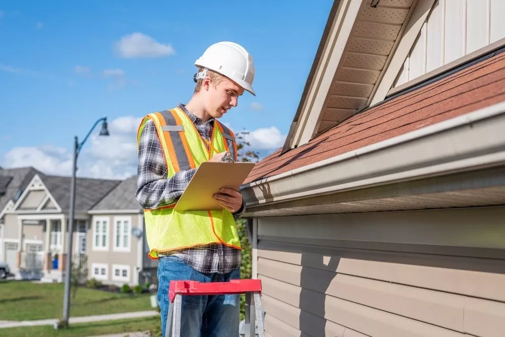 How to Identify Signs of Roof Damage That Require a Contractor?